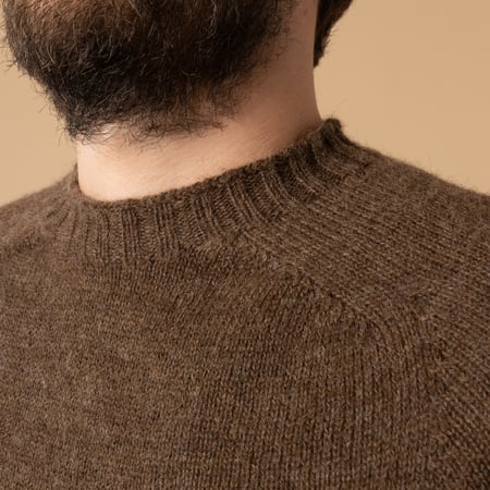 pull shetland Voe Harley of Scotland flâneurs couleur Moorit de près