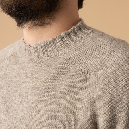 pull shetland voe HARLEY OF SCOTLAND couleur gris silver de près