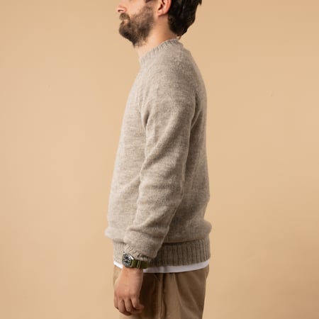 pull shetland voe HARLEY OF SCOTLAND couleur gris silver de côté