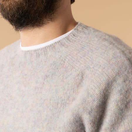 pull shaggy HARLEY OF SCOTLAND couleur gris ugie pearl de près