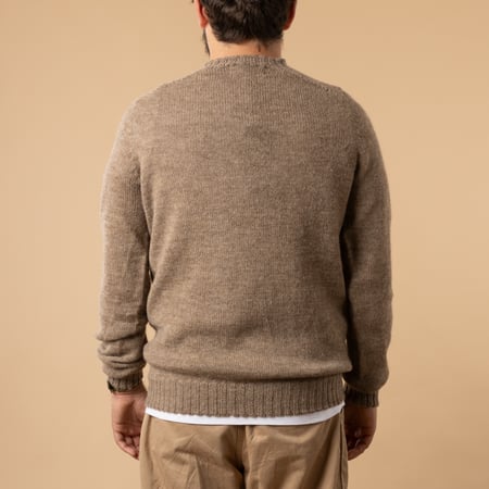 pull shetland voe HARLEY OF SCOTLAND couleur marron fawn de dos