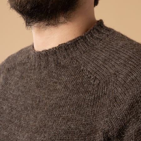 pull shetland Voe Harley of Scotland flâneurs couleur Grey de près