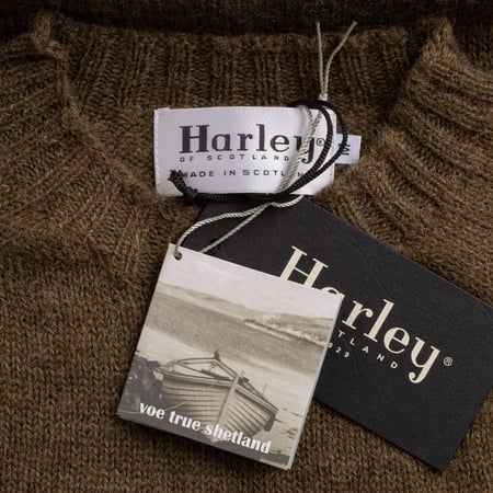 pull HARLEY OF SCOTLAND Voe True Shetland Crew Neck Moorit flaneurs-tag voe