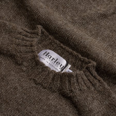 pull HARLEY OF SCOTLAND Voe True Shetland Crew Neck Grey flaneurs-label