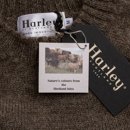 pull HARLEY OF SCOTLAND Voe True Shetland Crew Neck Grey flaneurs-tag
