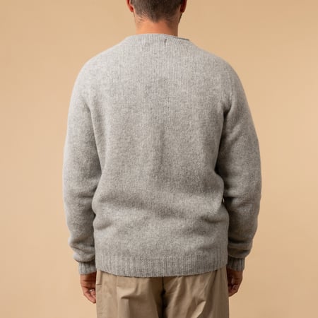 Cardigan  en laine HARLEY OF SCOTLAND / Saddle Shoulder V couleur Silver de dos