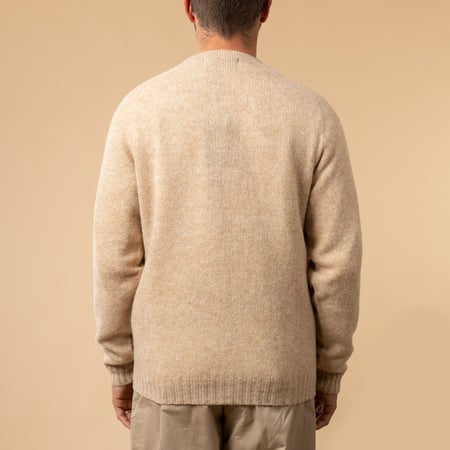 Cardigan en laine HARLEY OF SCOTLAND Saddle Shoulder V couleur Tusk de dos