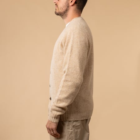 Cardigan en laine HARLEY OF SCOTLAND Saddle Shoulder V couleur Tusk de profil