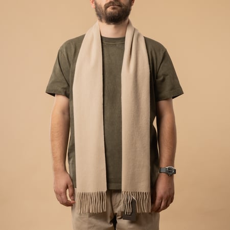 écharpe en cachemire BEAMS PLUS Cashmere Scarf Solid couleur beige de face