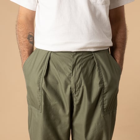 Pantalon à pince BEAMS PLUS 1 Pleat Baker 80/3 Back Satin couleur Sage détail-pli-face