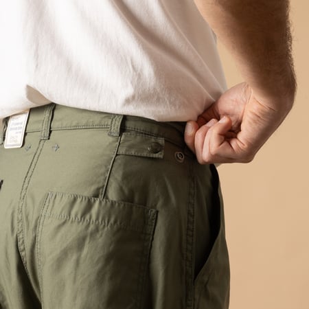 Pantalon à pince BEAMS PLUS 1 Pleat Baker 80/3 Back Satin couleur Sage détail-pâte-de-boutonnage