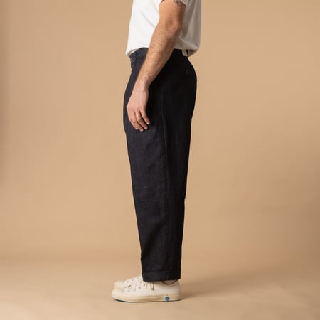 Pantalon-à-pinces-BEAMS PLUS-2 Pleats Tapered Denim-couleur-Indigo-de-profil