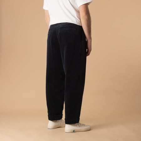 Pantalon-à-pinces_BEAMS PLUS-2 Pleats Corduroy Trousers-couleur-Navy-de-dos