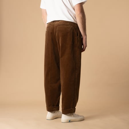 Pantalon-à-pince_BEAMS PLUS-2 Pleats Corduroy Trousers-couleur-Golden Brown-de-dos