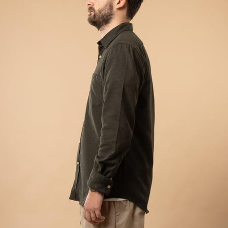 PORTUGUESE FLANNEL cotton shirt - Teca Shirt in Moss Green color, side profile.