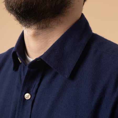 chemise-flâneurs-PORTUGUESE-FLANNEL-Teca-Shirt-Navy-détail-col