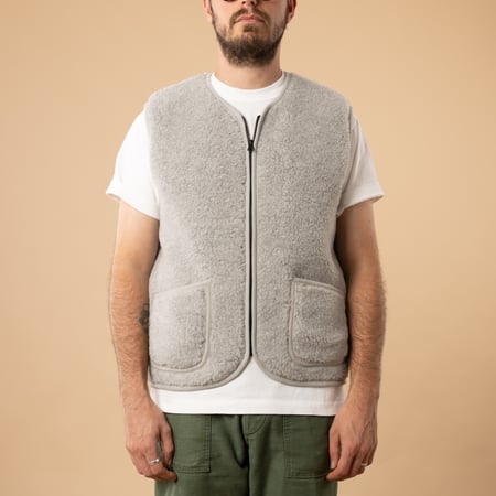 flâneurs-COLDBREAKER-veste-en-laine-sans-manche-Pepitko-Ultralight-Light-Grey-de-face-fermée