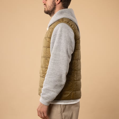 Veste sans manches TAION -  V-Neck Down Vest couleur Beige de profil