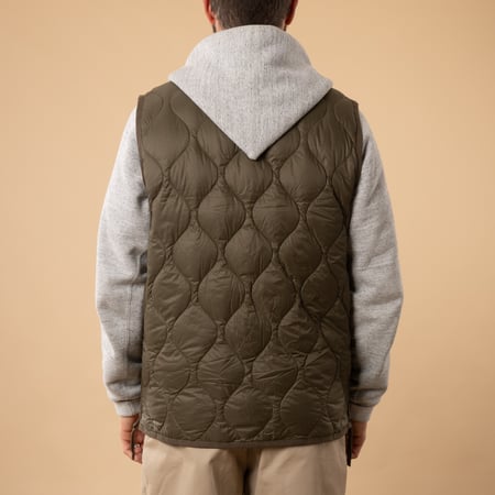 Taion-flâneurs-veste-sans-manche-Military-V-Neck-W-Zip-Down-Vest-Dark-Olive-de-dos