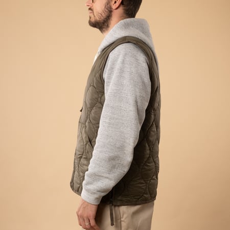 Taion-flâneurs-veste-sans-manche-Military-V-Neck-W-Zip-Down-Vest-Dark-Olive-de-profil