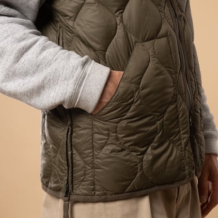 Taion-flâneurs-veste-sans-manche-Military-V-Neck-W-Zip-Down-Vest-Dark-Olive-détail-poche-extérieur
