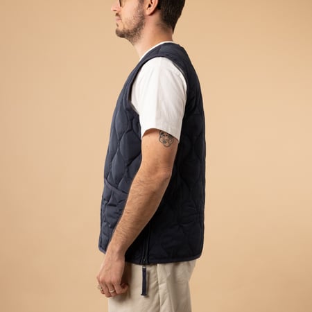 Taion-flâneurs-veste-sans-manche-Unisex-Military-Button-V-Neck-Down-Vest-Dark Navy de profil