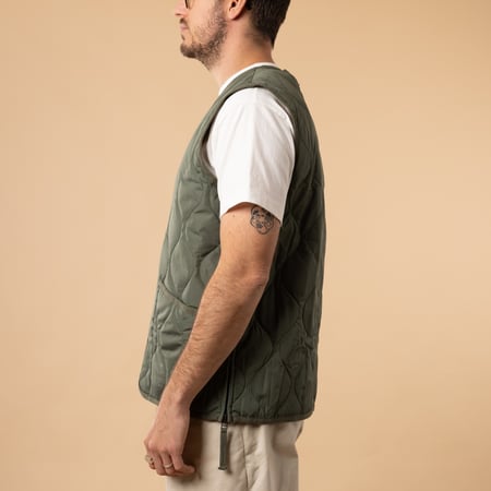Taion-flâneurs-veste-sans-manche-Unisex-Military-Zip-V-Neck-Down-Vest-Olive-de-profil