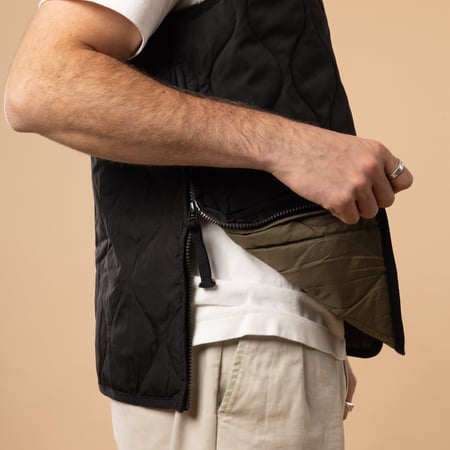 Taion-flâneurs-veste-sans-manche-Unisex-Military-Zip-V-Neck-Down-Vest-Black-détail-zip-côté