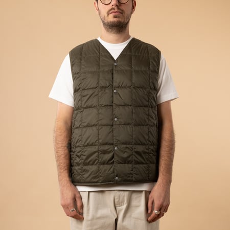 Taion-flâneurs-veste-sans-manche-V-Neck-Down-Vest-dark-Olive-de-face