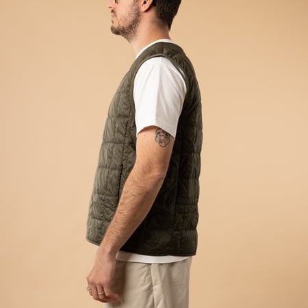 Taion-flâneurs-veste-sans-manche-V-Neck-Down-Vest-dark-Olive-de-profil