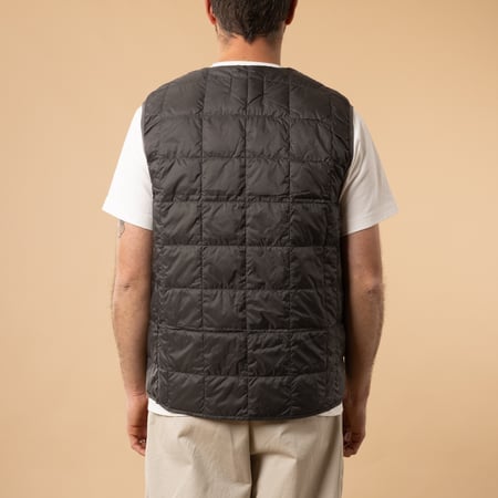 Taion-flâneurs-veste-sans-manche-V-Neck-Down-Vest-Dark-Charcoal-de-dos