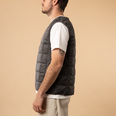 Taion-flâneurs-veste-sans-manche-V-Neck-Down-Vest-Dark-Charcoal-de-profil