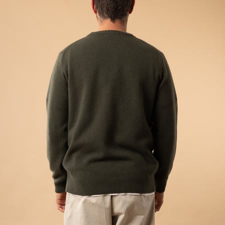 flâneurs-Mooncastle-Japanese-Sweater-Wool-and-Cashmere-Round-Neck-moss-green-back-view