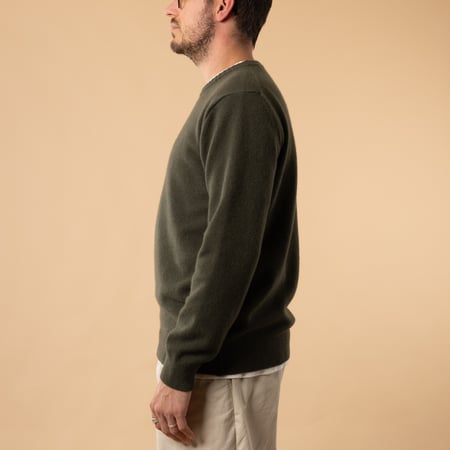 flâneurs-Mooncastle-Japanese-Sweater-Wool-and-Cashmere-Crew-Neck-moss-green-side-view