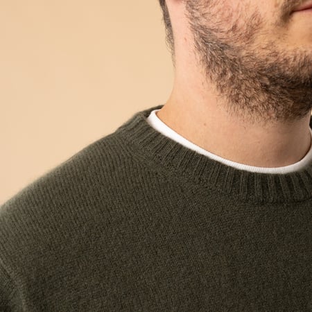 flâneurs-Mooncastle-Japanese Sweater-Wool and Cashmere-Round Neck-moss green-collar detail