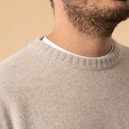 flâneurs-Mooncastle-Japanese-Sweater-Wool-and-Cashmere-Round-Neck-Beige-Gray-collar-detail