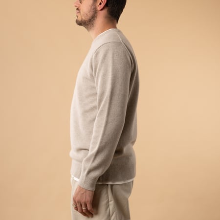 flâneurs-Mooncastle-Japanese-Sweater-Wool-and-Cashmere-Round-Neck-Beige-Gray-Side-View