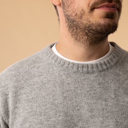 flâneurs-Mooncastle-Japanese-Sweater-Wool-and-Cashmere-Crew-Neck_light-gray-collar-detail