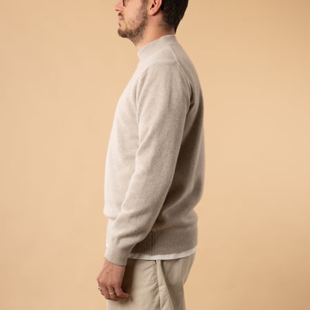 flâneurs-Mooncastle-Japanese-Sweater-Wool-and-Cashmere-Turtleneck-Beige-Gray-Side-View