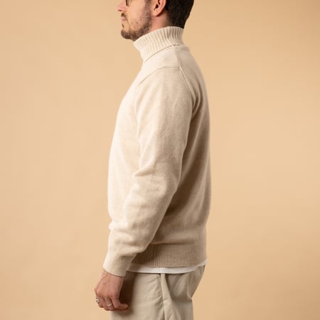 flâneurs-MOONCASTLE - Wool-Cashmere Turtleneck Sweater Natural - Side Profile