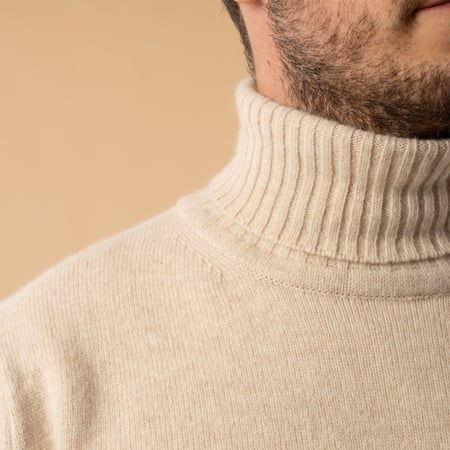 flâneurs-MOONCASTLE-Wool-Cashmere Turtleneck Sweater Natural-detail-collar