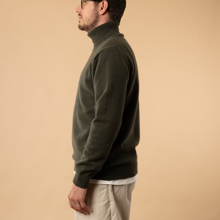 flâneurs-Mooncastle-Japanese-Sweater-Wool-and-Cashmere-Turtleneck-moss-green-side-view