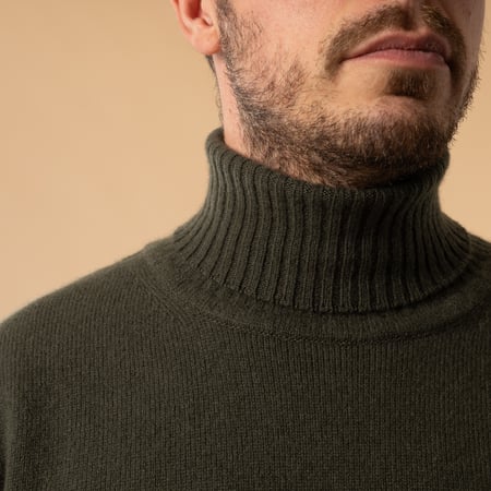 Flâneurs-Mooncastle-Japanese Sweater-Wool and Cashmere-Turtleneck-Moss Green-Collar Detail