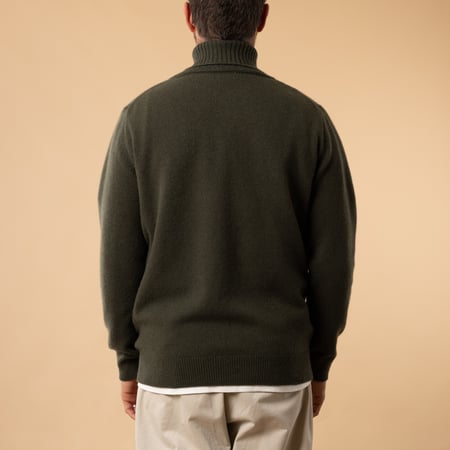 flâneurs-Mooncastle-Japanese-Sweater-Wool-and-Cashmere-Turtleneck-moss-green-back-view