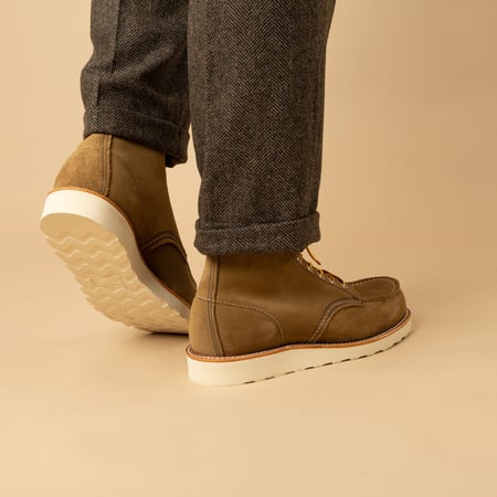 photos flâneurs RED WING SHOES Classic Moc Toe 8881 Olive Mohave-portée de dos