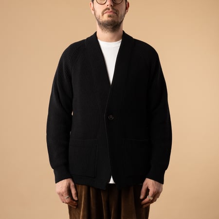 flâneurs-pull-BATONER-Signature-1-Button-Cardigan-Black-de-face-fermé