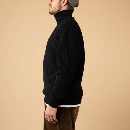 flâneurs-pull-BATONER-Signature-Turtle-Neck-black-de-profil