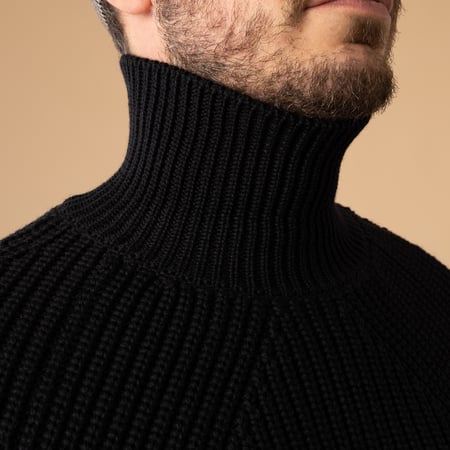 flâneurs pullover BATONER Signature Turtle Neck in black - collar detail