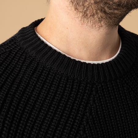 flâneurs-pull-BATONER-Signature-Crew-Neck-black-détail-col