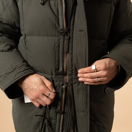 Frizmworks_Karakoram Down Parka Dark Green_détail-double-zip